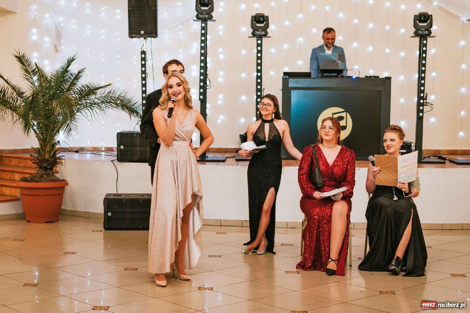 Zdjęcie w galerii na portalu naszraciborz.pl: Bal studniówkowy raciborskiego Mickiewicza na bis! wiadomości z regionu