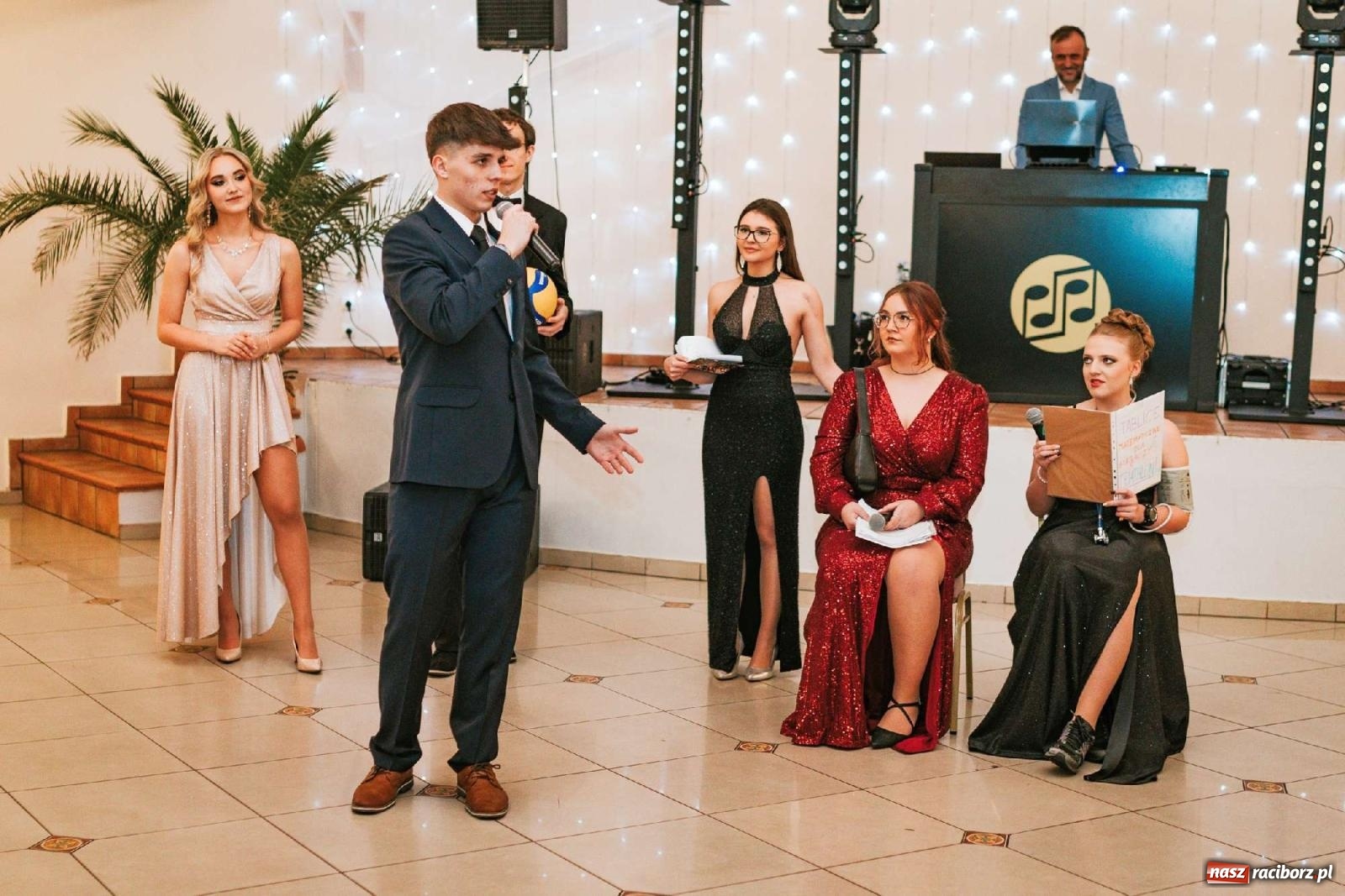 Zdjęcie w galerii na portalu naszraciborz.pl: Bal studniówkowy raciborskiego Mickiewicza na bis! wiadomości z regionu