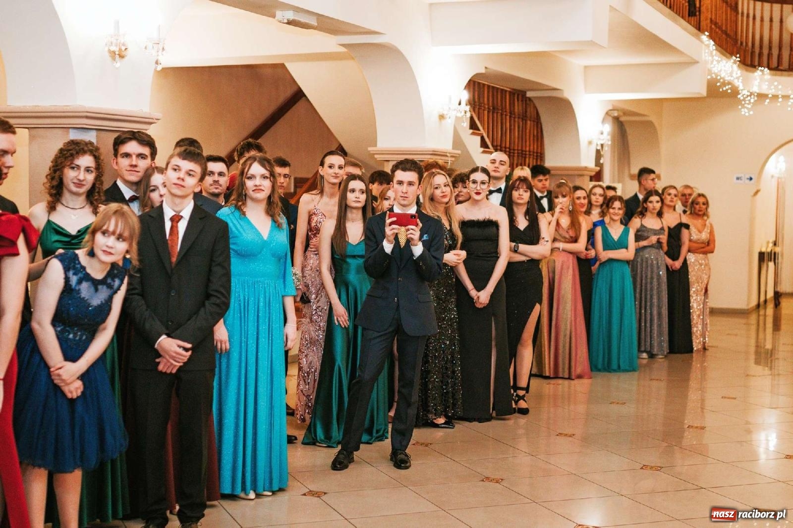 Zdjęcie w galerii na portalu naszraciborz.pl: Bal studniówkowy raciborskiego Mickiewicza na bis! wiadomości z regionu