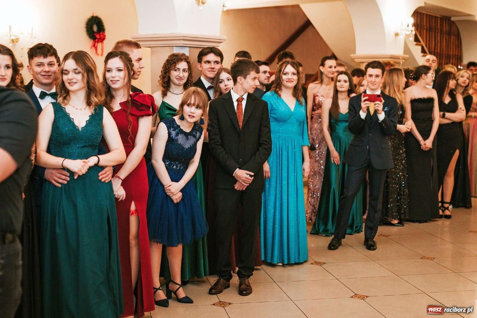 Zdjęcie w galerii na portalu naszraciborz.pl: Bal studniówkowy raciborskiego Mickiewicza na bis! wiadomości z regionu