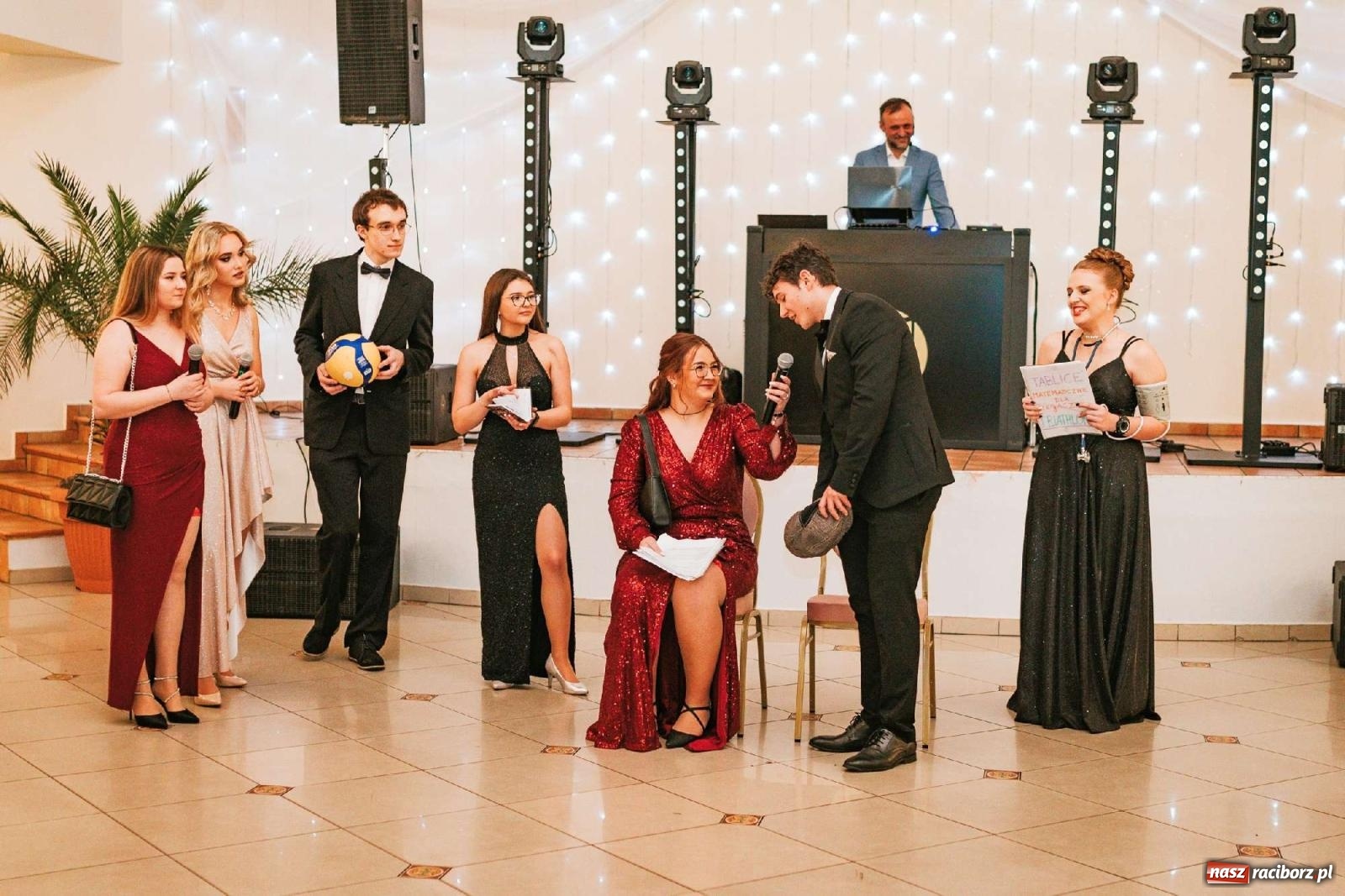 Zdjęcie w galerii na portalu naszraciborz.pl: Bal studniówkowy raciborskiego Mickiewicza na bis! wiadomości z regionu