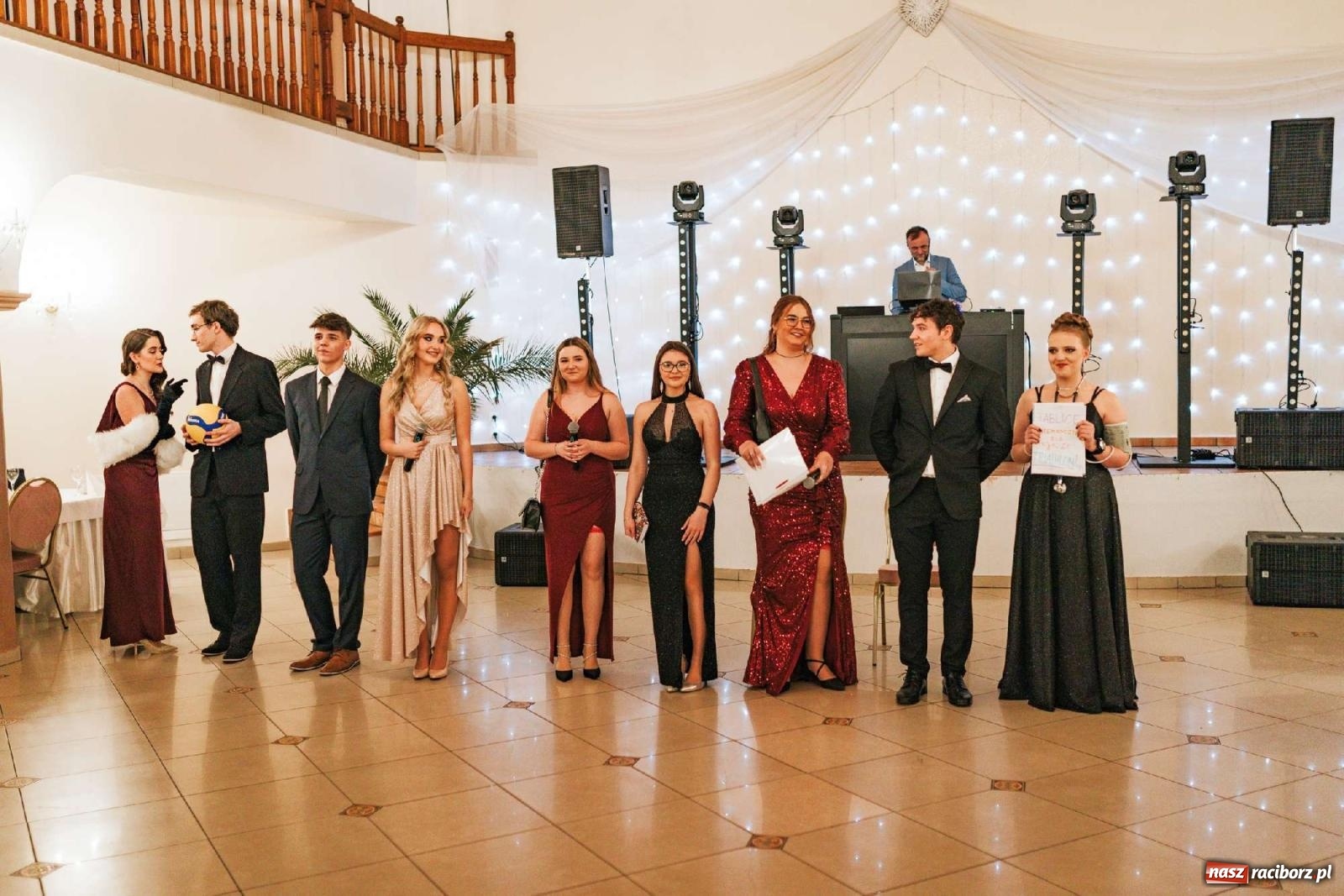 Zdjęcie w galerii na portalu naszraciborz.pl: Bal studniówkowy raciborskiego Mickiewicza na bis! wiadomości z regionu