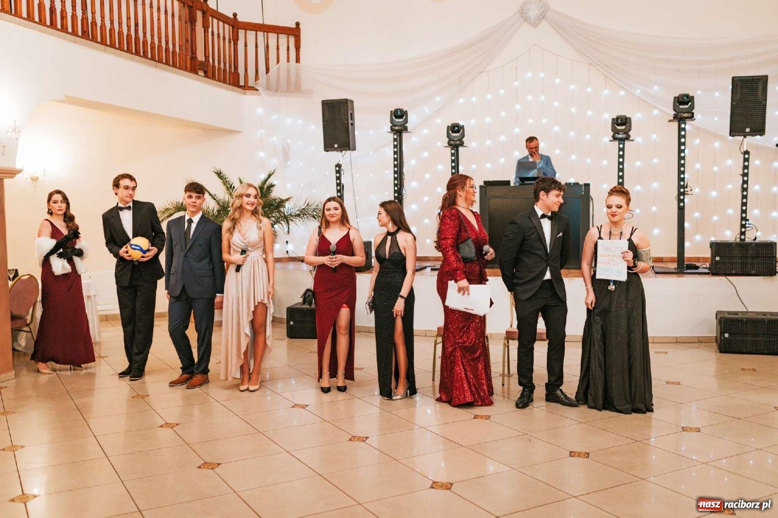 Zdjęcie w galerii na portalu naszraciborz.pl: Bal studniówkowy raciborskiego Mickiewicza na bis! wiadomości z regionu