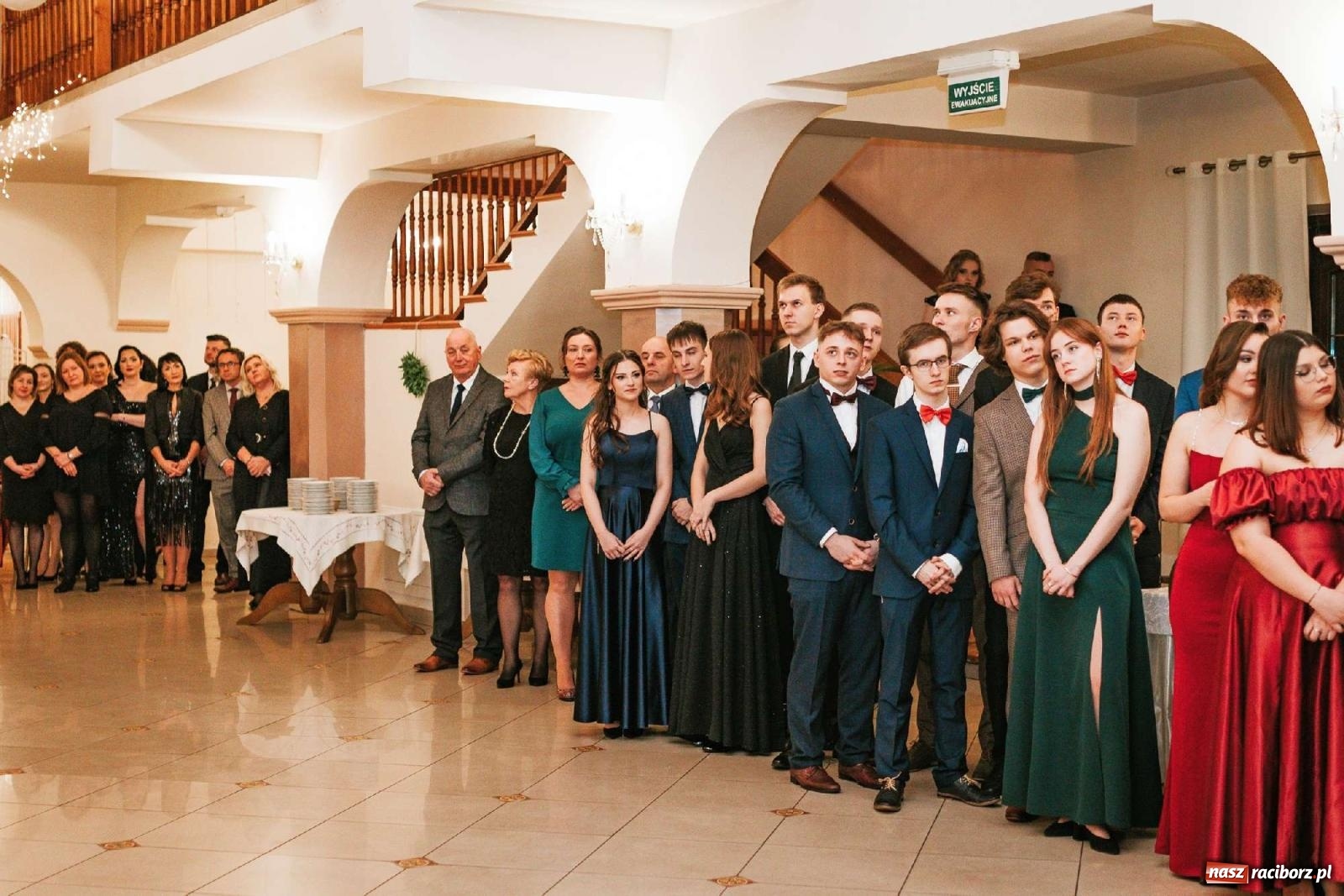 Zdjęcie w galerii na portalu naszraciborz.pl: Bal studniówkowy raciborskiego Mickiewicza na bis! wiadomości z regionu