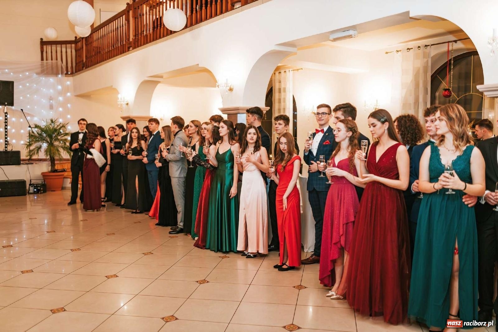 Zdjęcie w galerii na portalu naszraciborz.pl: Bal studniówkowy raciborskiego Mickiewicza na bis! wiadomości z regionu