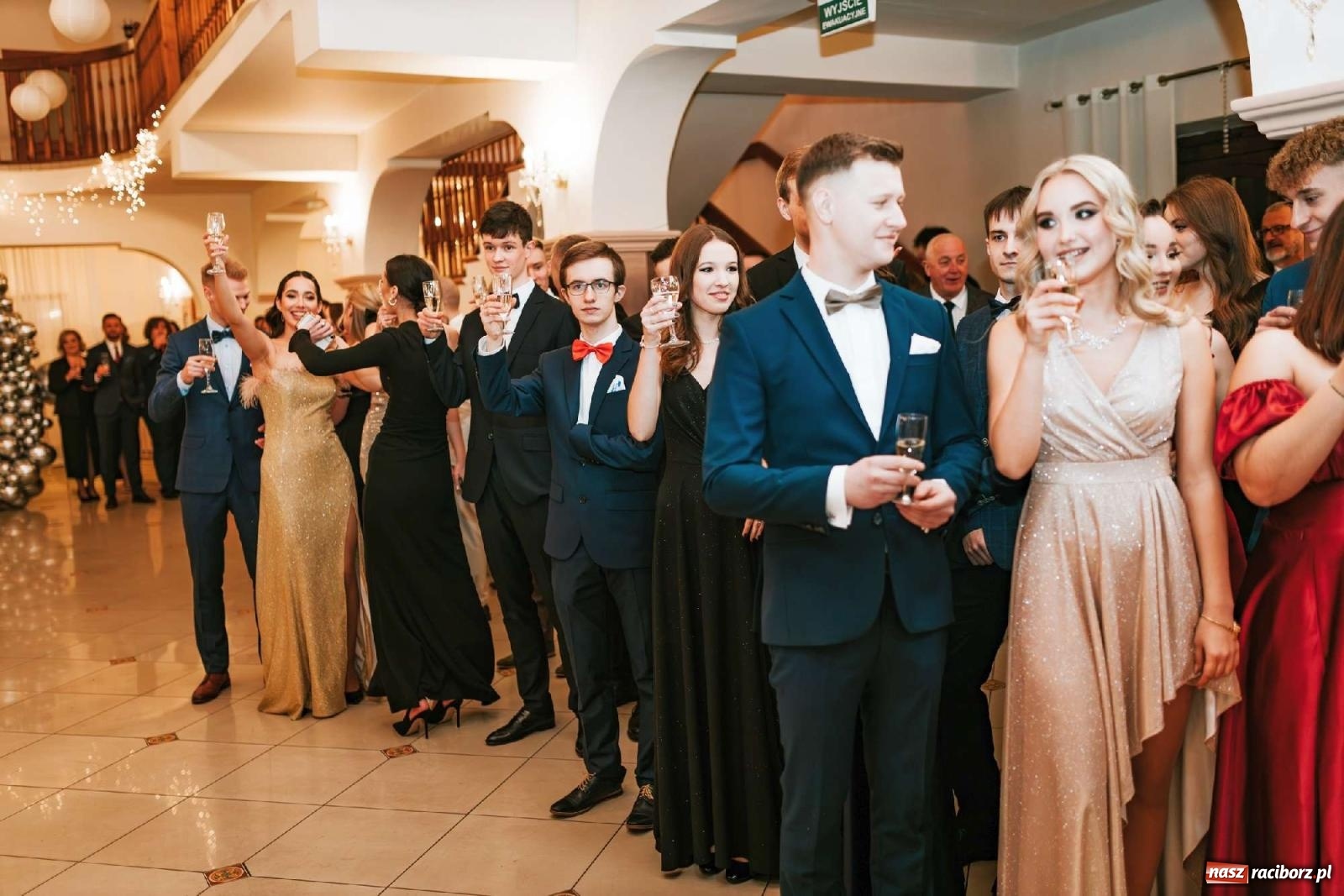 Zdjęcie w galerii na portalu naszraciborz.pl: Bal studniówkowy raciborskiego Mickiewicza na bis! wiadomości z regionu