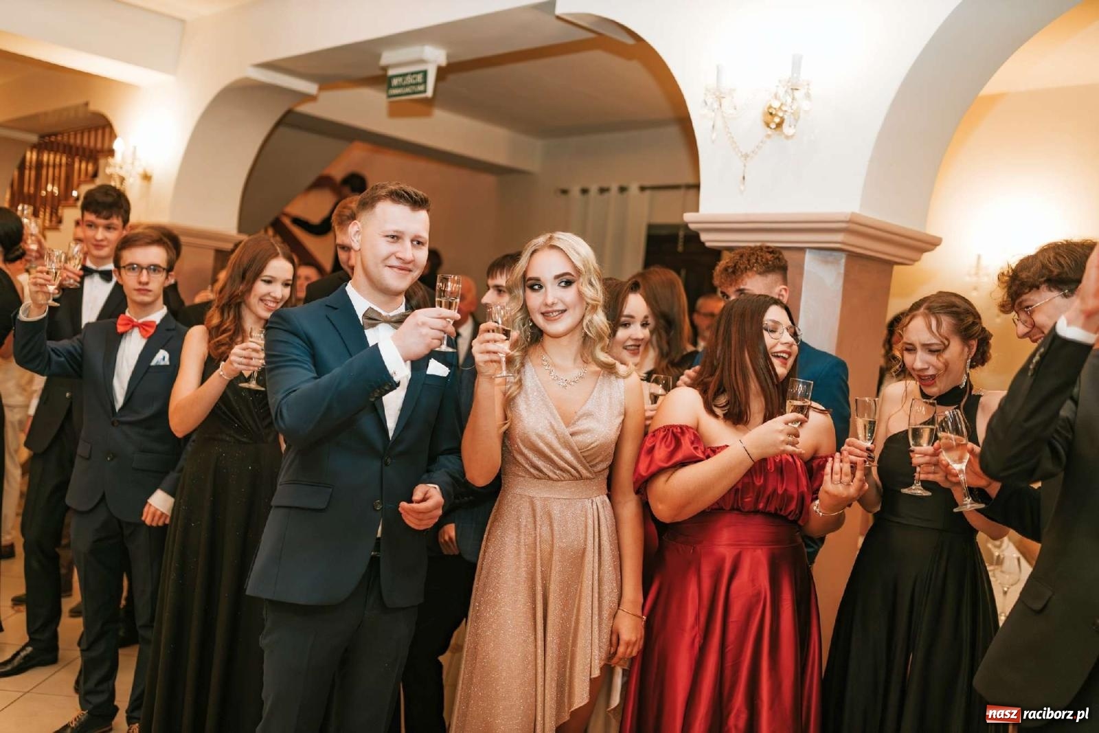 Zdjęcie w galerii na portalu naszraciborz.pl: Bal studniówkowy raciborskiego Mickiewicza na bis! wiadomości z regionu