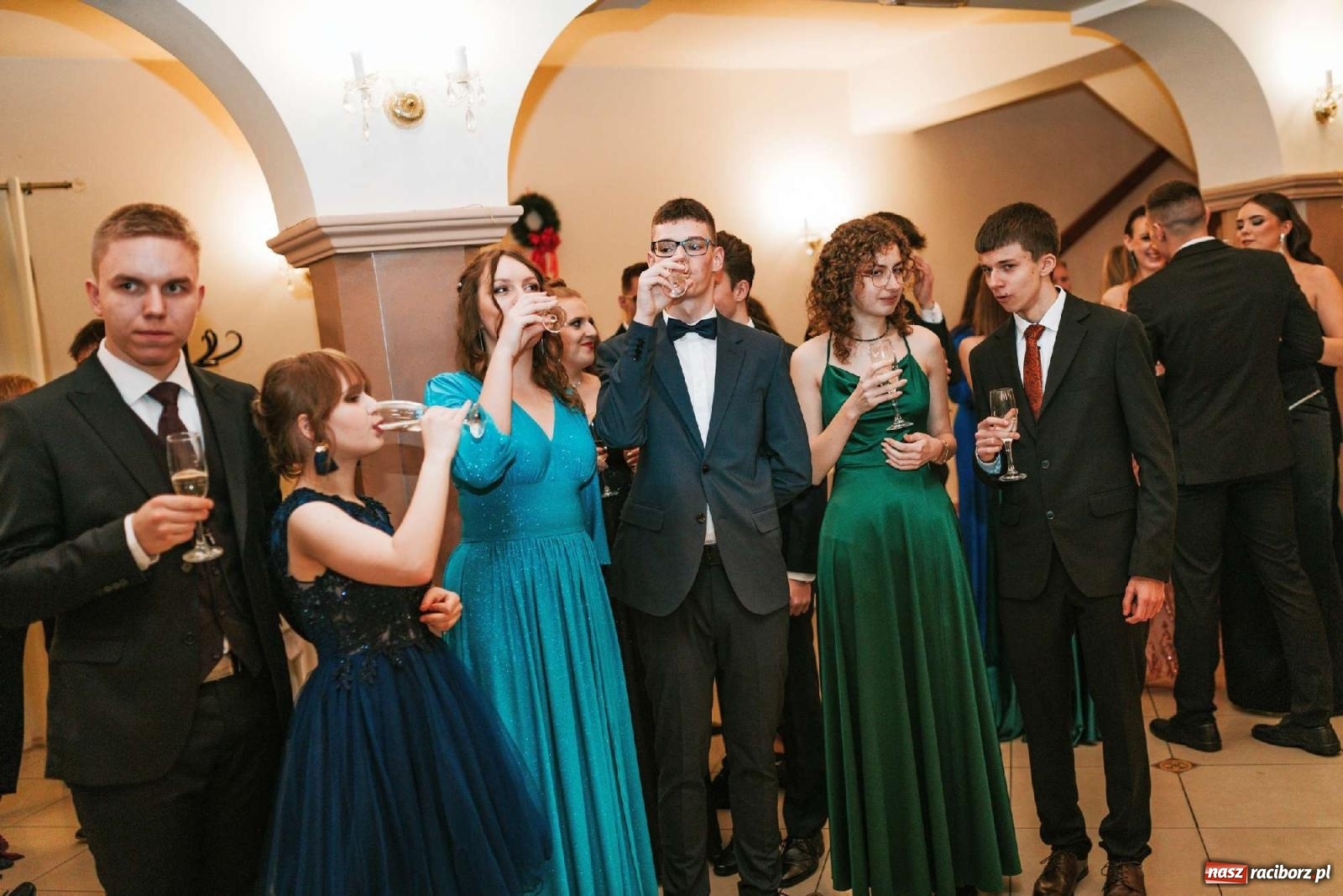 Zdjęcie w galerii na portalu naszraciborz.pl: Bal studniówkowy raciborskiego Mickiewicza na bis! wiadomości z regionu