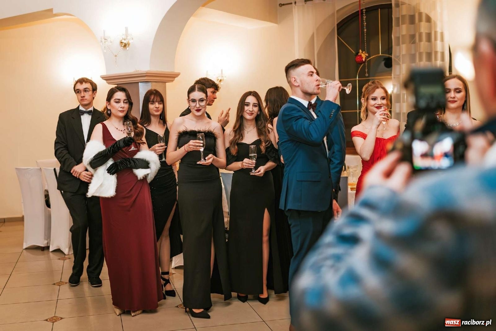 Zdjęcie w galerii na portalu naszraciborz.pl: Bal studniówkowy raciborskiego Mickiewicza na bis! wiadomości z regionu