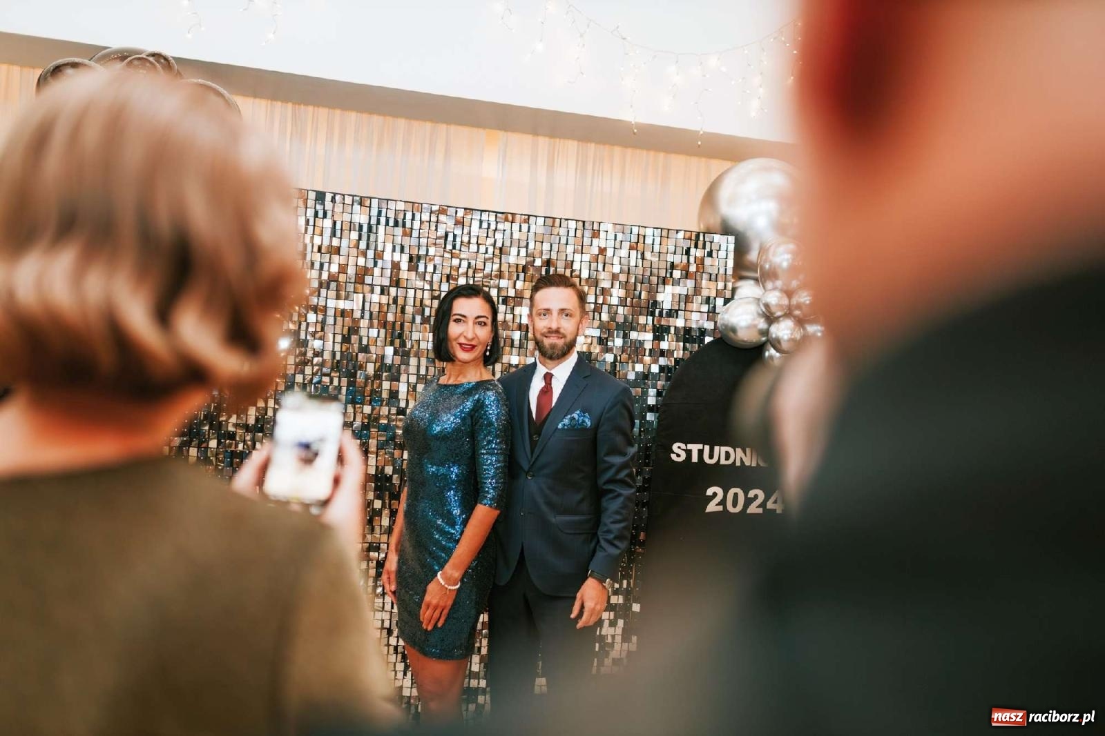 Zdjęcie w galerii na portalu naszraciborz.pl: Bal studniówkowy raciborskiego Mickiewicza na bis! wiadomości z regionu