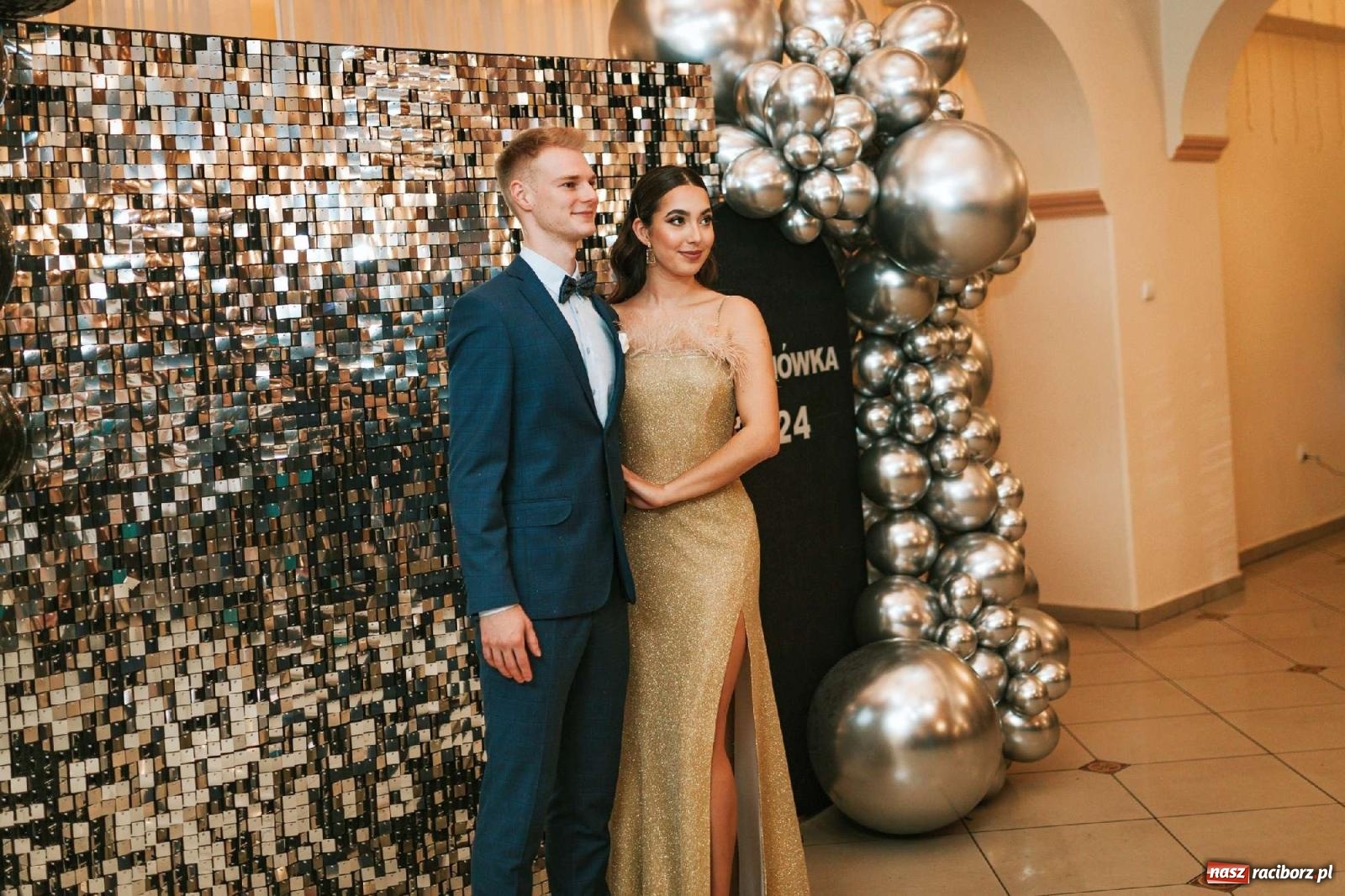 Zdjęcie w galerii na portalu naszraciborz.pl: Bal studniówkowy raciborskiego Mickiewicza na bis! wiadomości z regionu