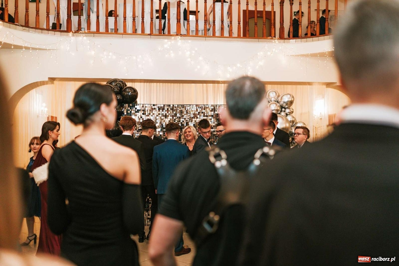 Zdjęcie w galerii na portalu naszraciborz.pl: Bal studniówkowy raciborskiego Mickiewicza na bis! wiadomości z regionu