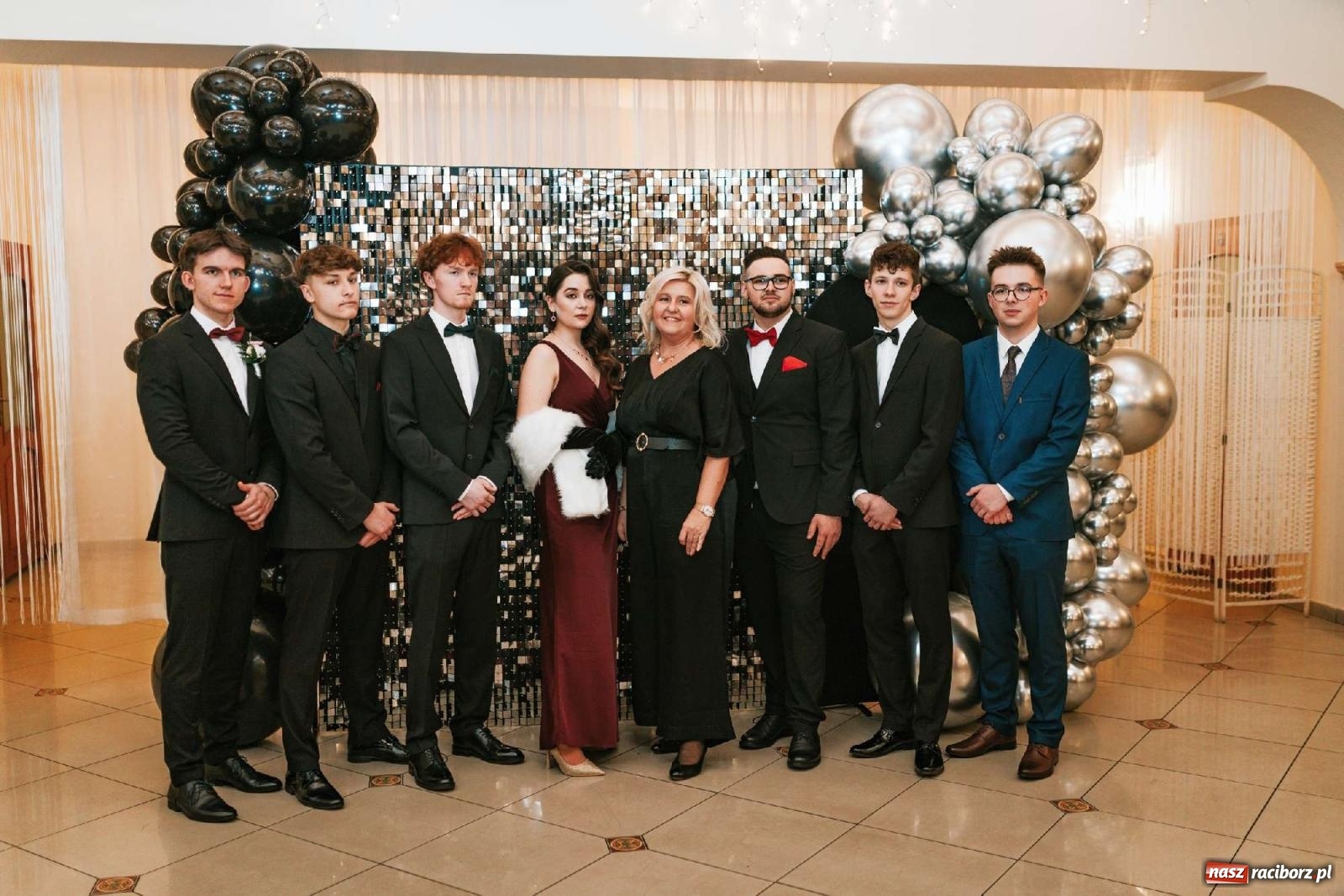 Zdjęcie w galerii na portalu naszraciborz.pl: Bal studniówkowy raciborskiego Mickiewicza na bis! wiadomości z regionu