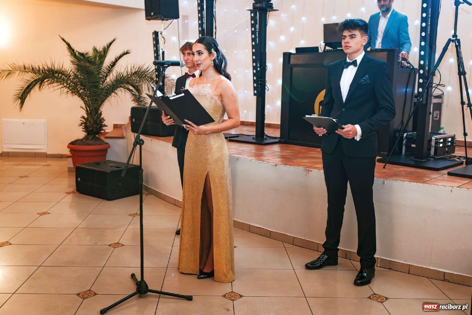 Zdjęcie w galerii na portalu naszraciborz.pl: Bal studniówkowy raciborskiego Mickiewicza na bis! wiadomości z regionu