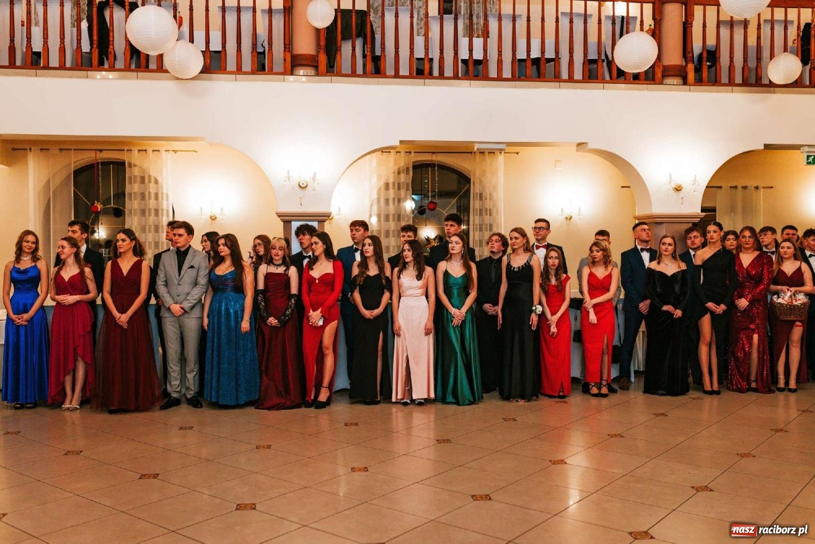 Zdjęcie w galerii na portalu naszraciborz.pl: Bal studniówkowy raciborskiego Mickiewicza na bis! wiadomości z regionu