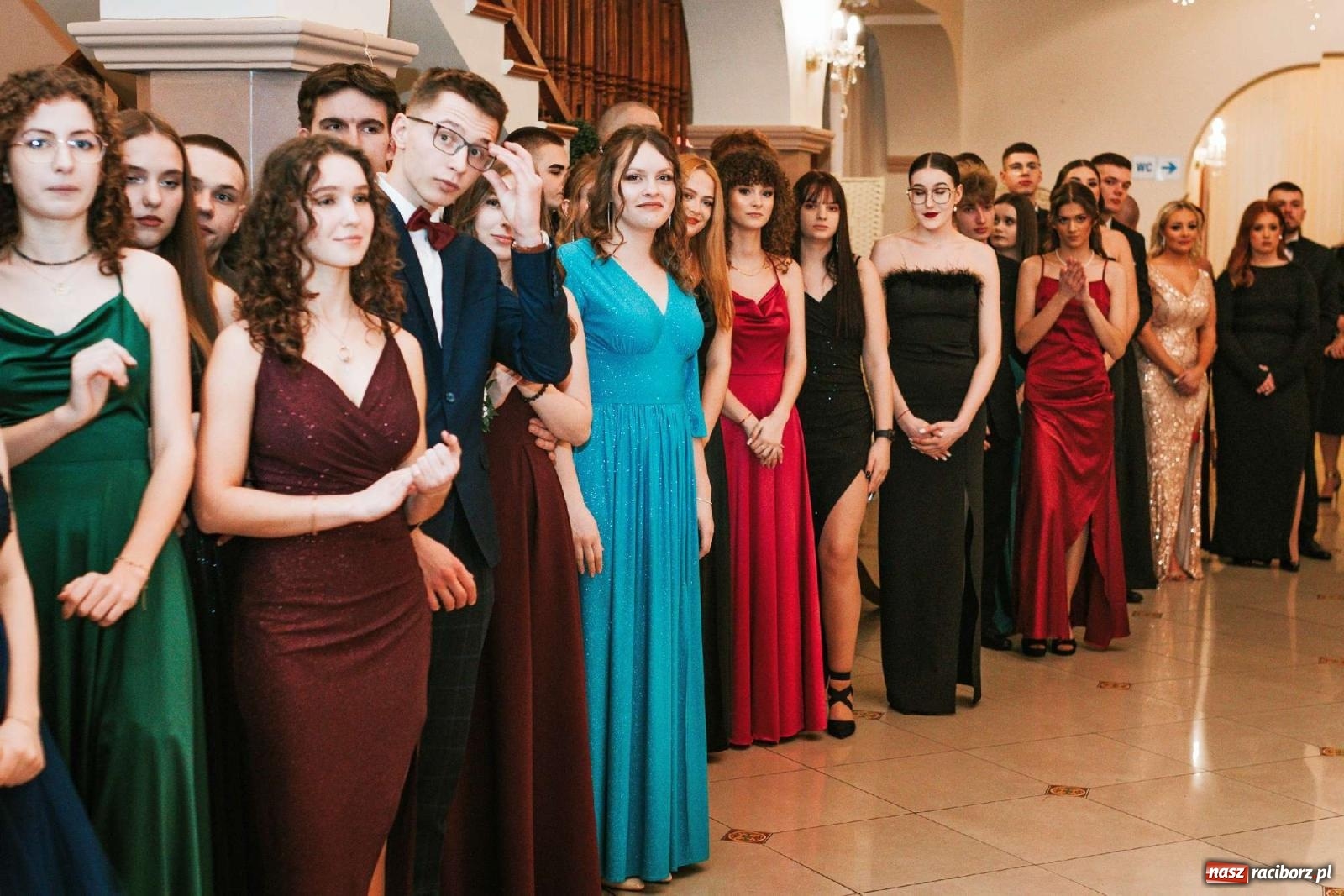 Zdjęcie w galerii na portalu naszraciborz.pl: Bal studniówkowy raciborskiego Mickiewicza na bis! wiadomości z regionu