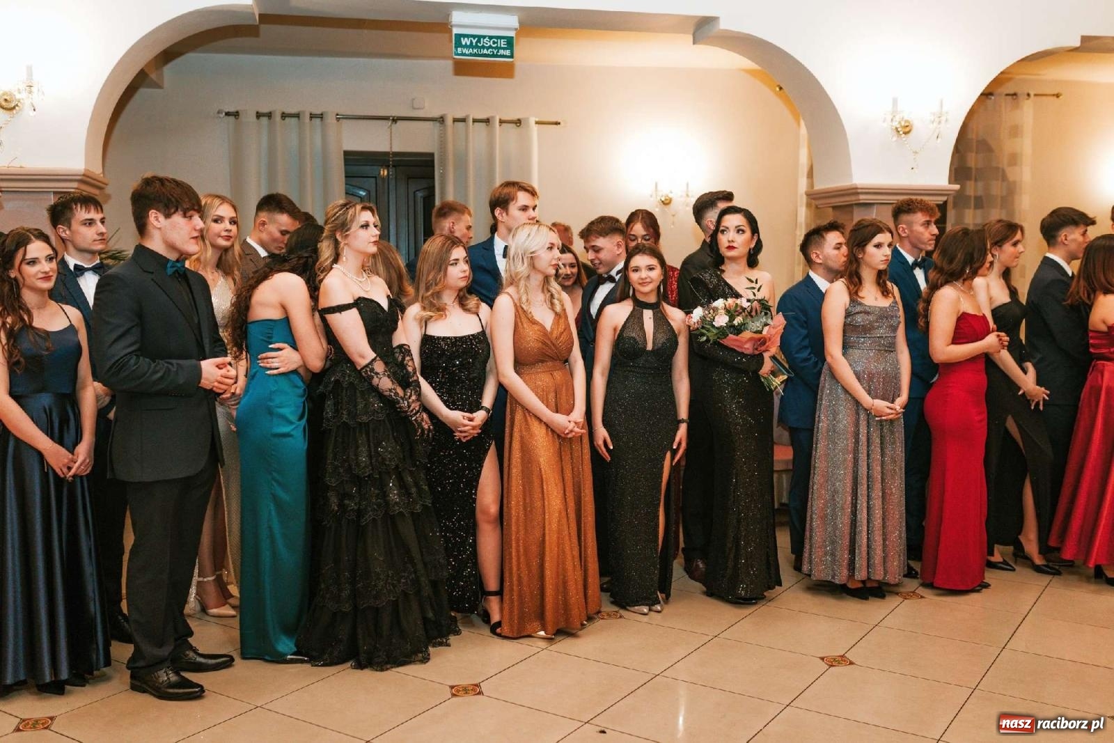 Zdjęcie w galerii na portalu naszraciborz.pl: Bal studniówkowy raciborskiego Mickiewicza na bis! wiadomości z regionu