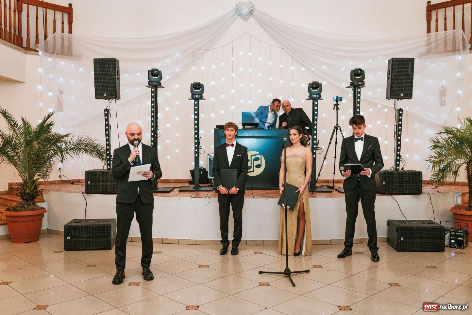 Zdjęcie w galerii na portalu naszraciborz.pl: Bal studniówkowy raciborskiego Mickiewicza na bis! wiadomości z regionu