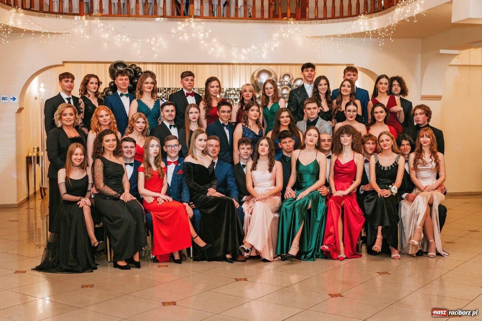 Zdjęcie w galerii na portalu naszraciborz.pl: Bal studniówkowy raciborskiego Mickiewicza na bis! wiadomości z regionu