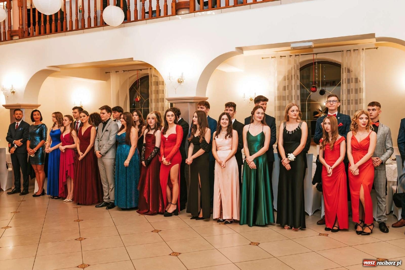 Zdjęcie w galerii na portalu naszraciborz.pl: Bal studniówkowy raciborskiego Mickiewicza na bis! wiadomości z regionu