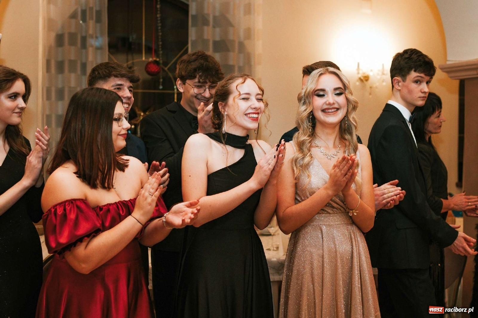 Zdjęcie w galerii na portalu naszraciborz.pl: Bal studniówkowy raciborskiego Mickiewicza na bis! wiadomości z regionu