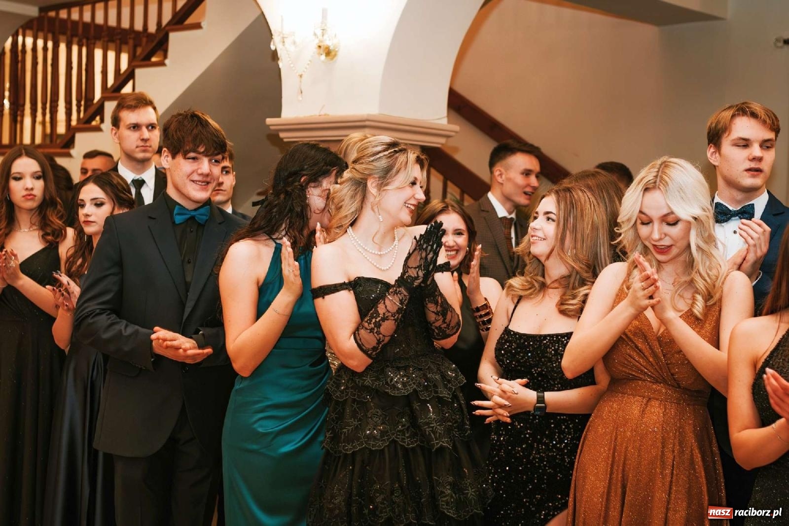 Zdjęcie w galerii na portalu naszraciborz.pl: Bal studniówkowy raciborskiego Mickiewicza na bis! wiadomości z regionu