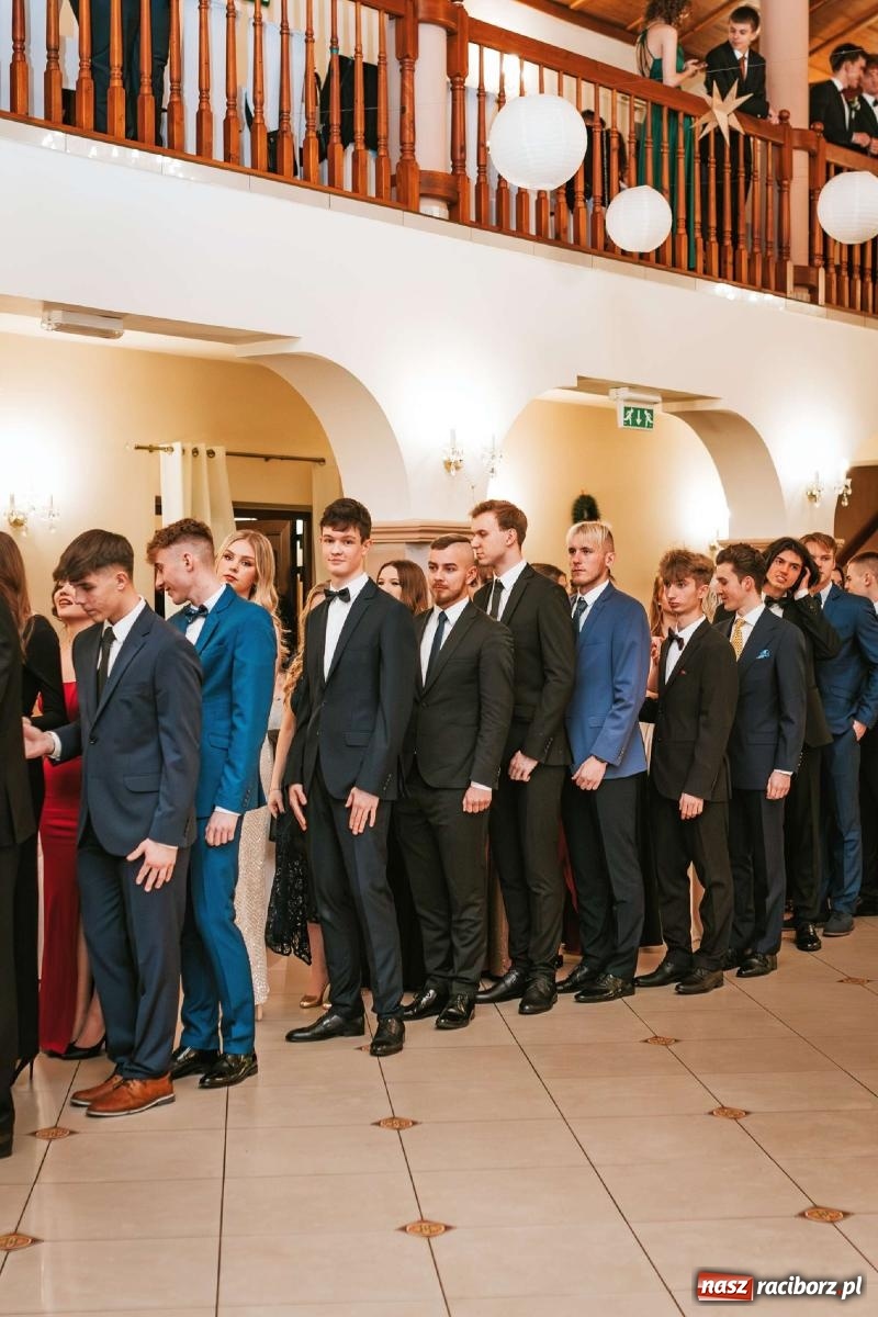 Zdjęcie w galerii na portalu naszraciborz.pl: Bal studniówkowy raciborskiego Mickiewicza na bis! wiadomości z regionu