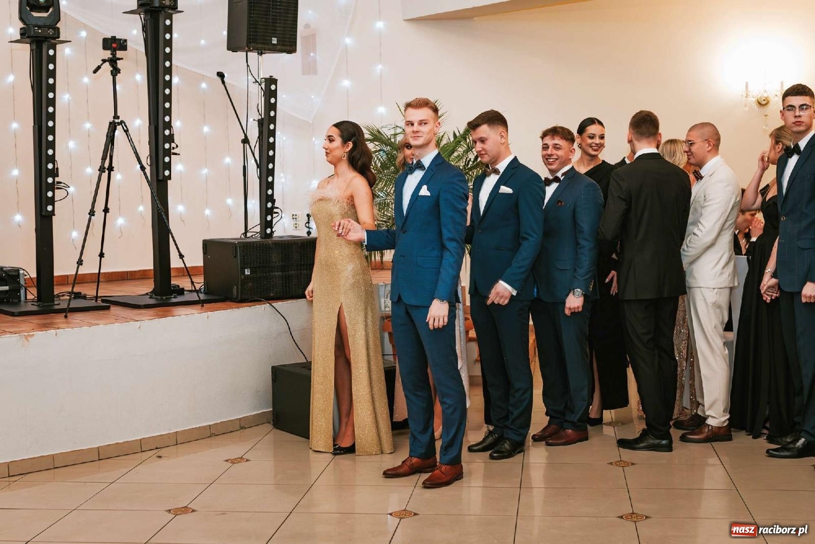 Zdjęcie w galerii na portalu naszraciborz.pl: Bal studniówkowy raciborskiego Mickiewicza na bis! wiadomości z regionu