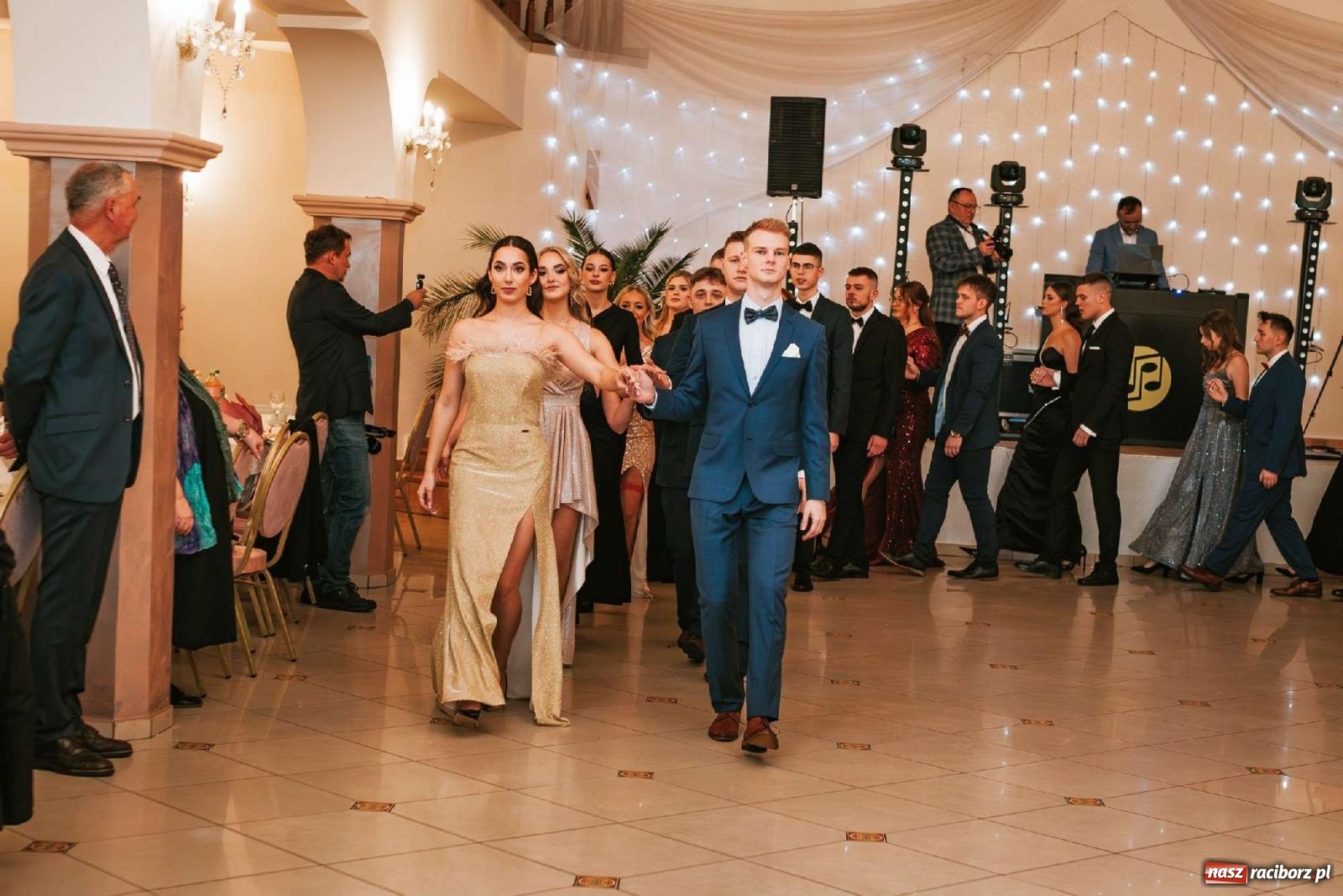 Zdjęcie w galerii na portalu naszraciborz.pl: Bal studniówkowy raciborskiego Mickiewicza na bis! wiadomości z regionu