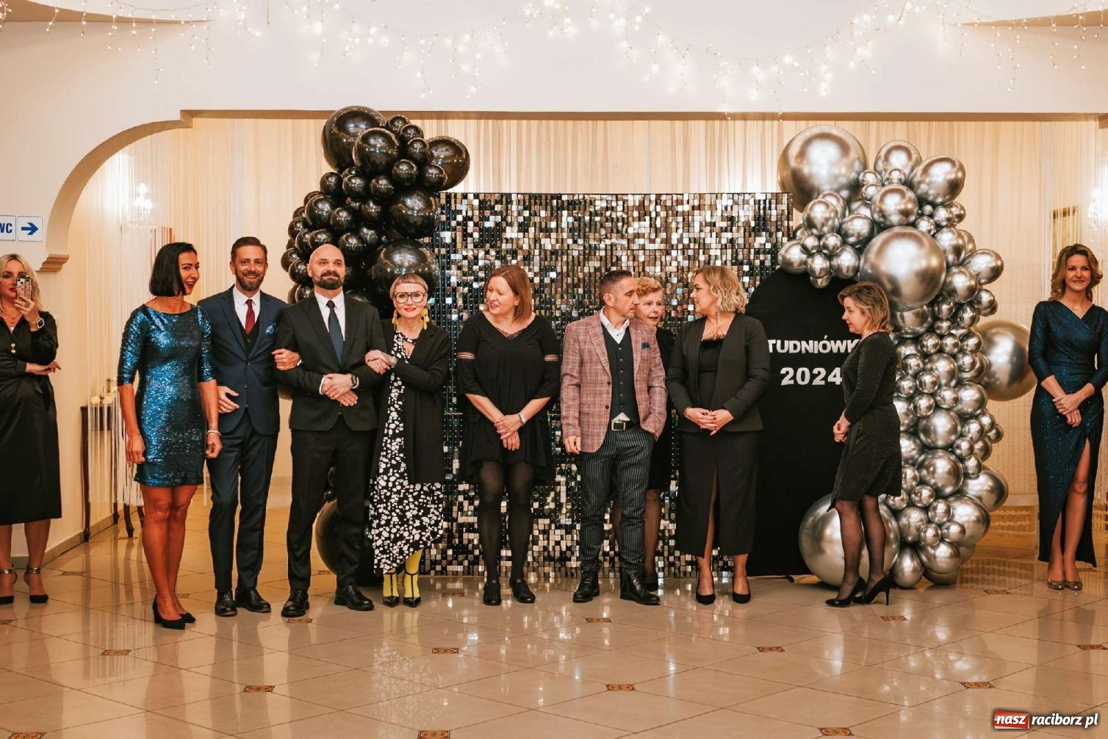 Zdjęcie w galerii na portalu naszraciborz.pl: Bal studniówkowy raciborskiego Mickiewicza na bis! wiadomości z regionu