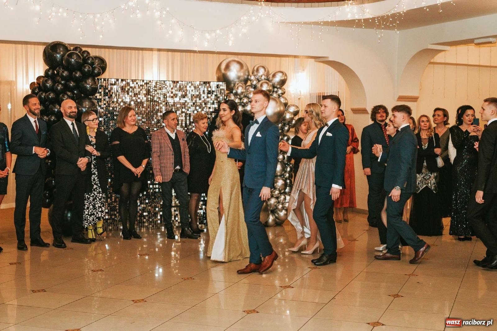 Zdjęcie w galerii na portalu naszraciborz.pl: Bal studniówkowy raciborskiego Mickiewicza na bis! wiadomości z regionu