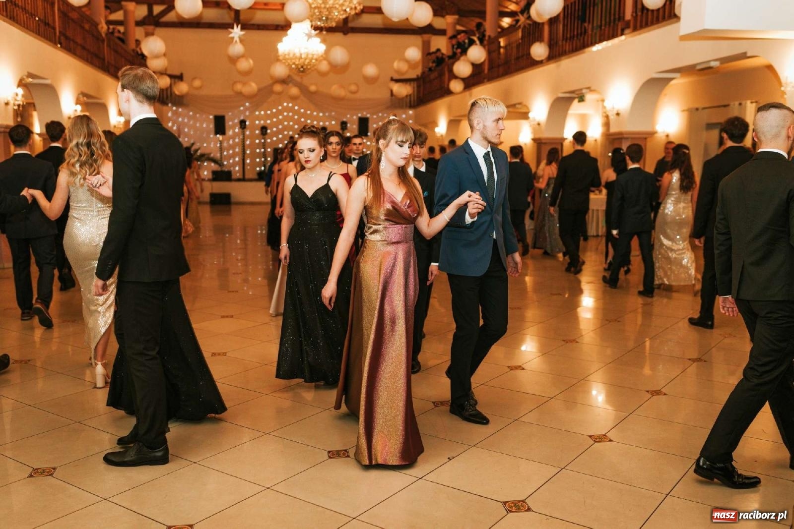 Zdjęcie w galerii na portalu naszraciborz.pl: Bal studniówkowy raciborskiego Mickiewicza na bis! wiadomości z regionu