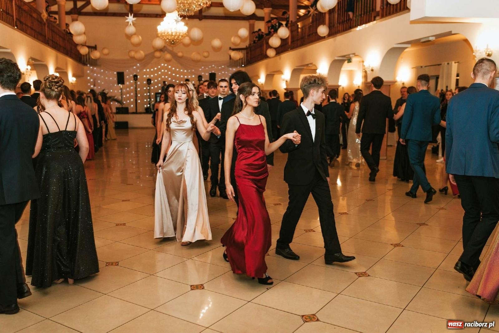 Zdjęcie w galerii na portalu naszraciborz.pl: Bal studniówkowy raciborskiego Mickiewicza na bis! wiadomości z regionu