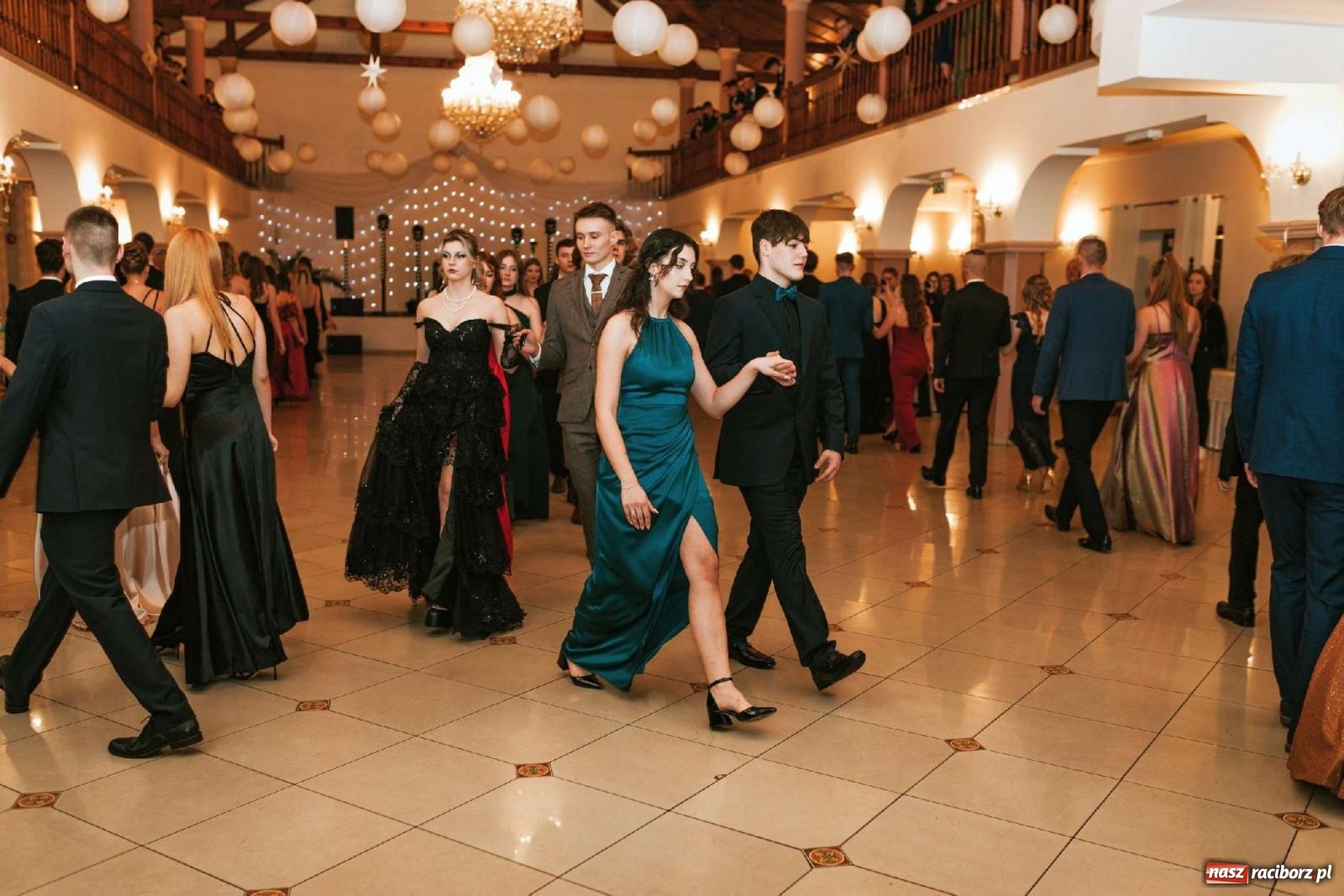 Zdjęcie w galerii na portalu naszraciborz.pl: Bal studniówkowy raciborskiego Mickiewicza na bis! wiadomości z regionu