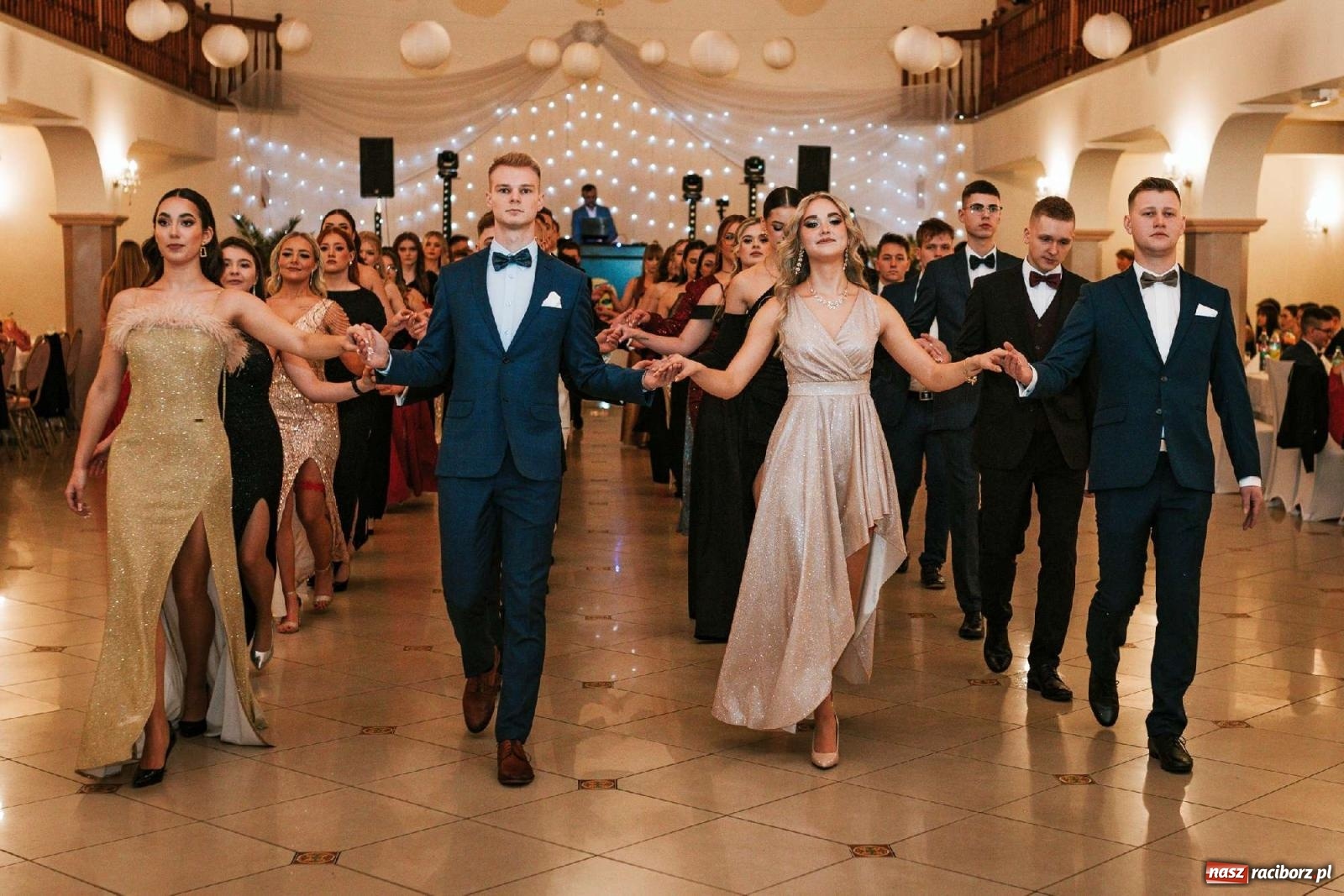 Zdjęcie w galerii na portalu naszraciborz.pl: Bal studniówkowy raciborskiego Mickiewicza na bis! wiadomości z regionu