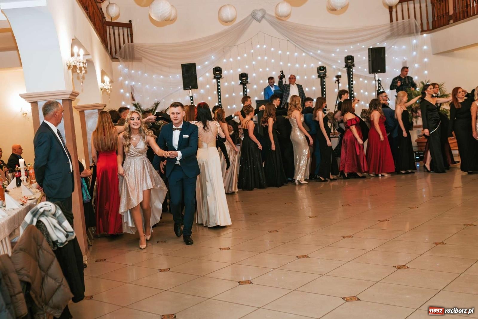 Zdjęcie w galerii na portalu naszraciborz.pl: Bal studniówkowy raciborskiego Mickiewicza na bis! wiadomości z regionu