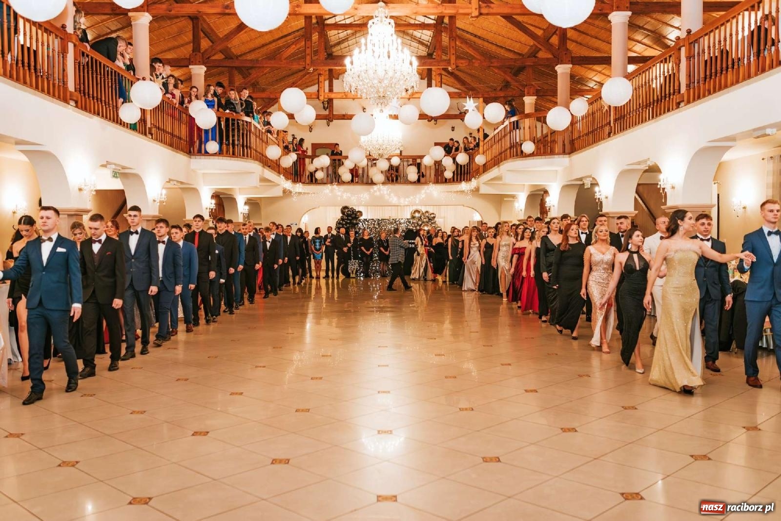 Zdjęcie w galerii na portalu naszraciborz.pl: Bal studniówkowy raciborskiego Mickiewicza na bis! wiadomości z regionu