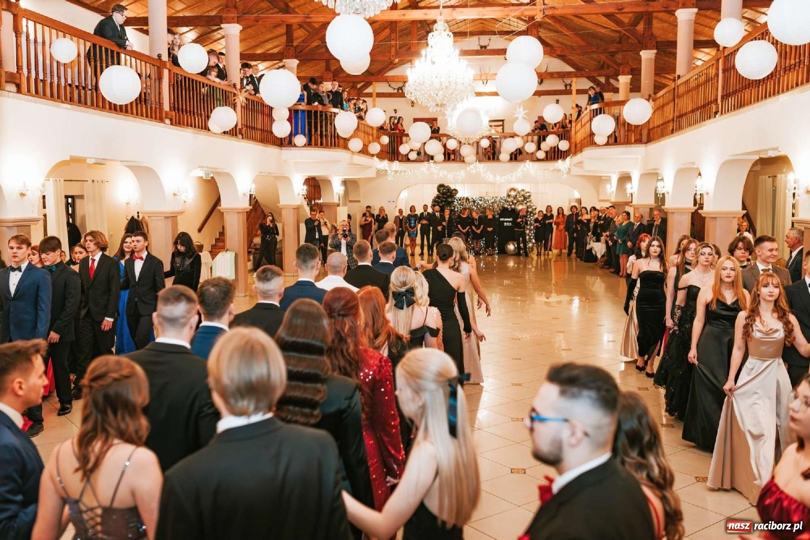 Zdjęcie w galerii na portalu naszraciborz.pl: Bal studniówkowy raciborskiego Mickiewicza na bis! wiadomości z regionu