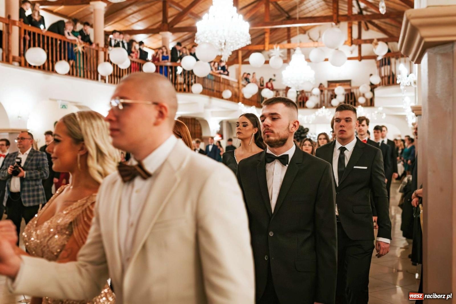 Zdjęcie w galerii na portalu naszraciborz.pl: Bal studniówkowy raciborskiego Mickiewicza na bis! wiadomości z regionu