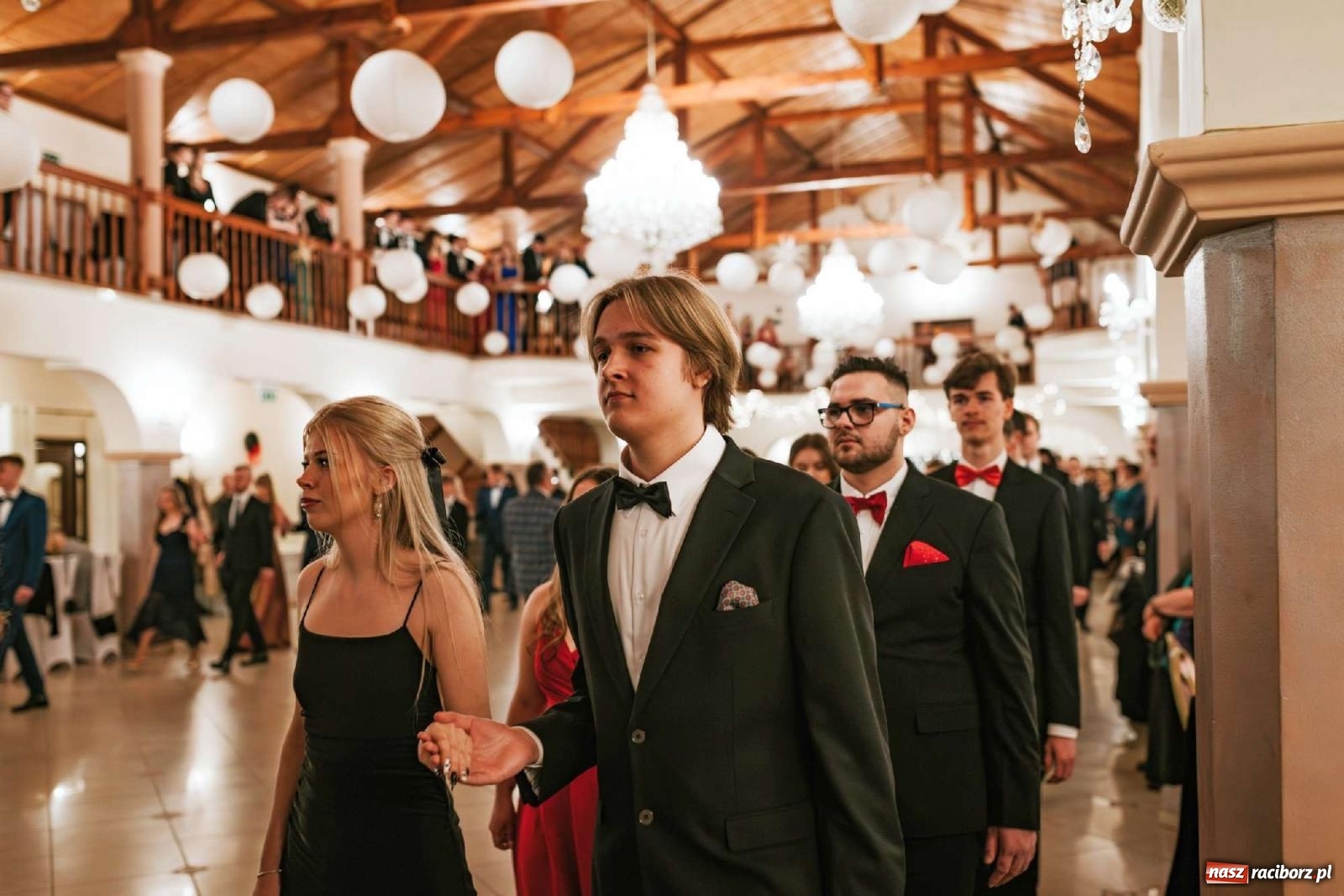 Zdjęcie w galerii na portalu naszraciborz.pl: Bal studniówkowy raciborskiego Mickiewicza na bis! wiadomości z regionu