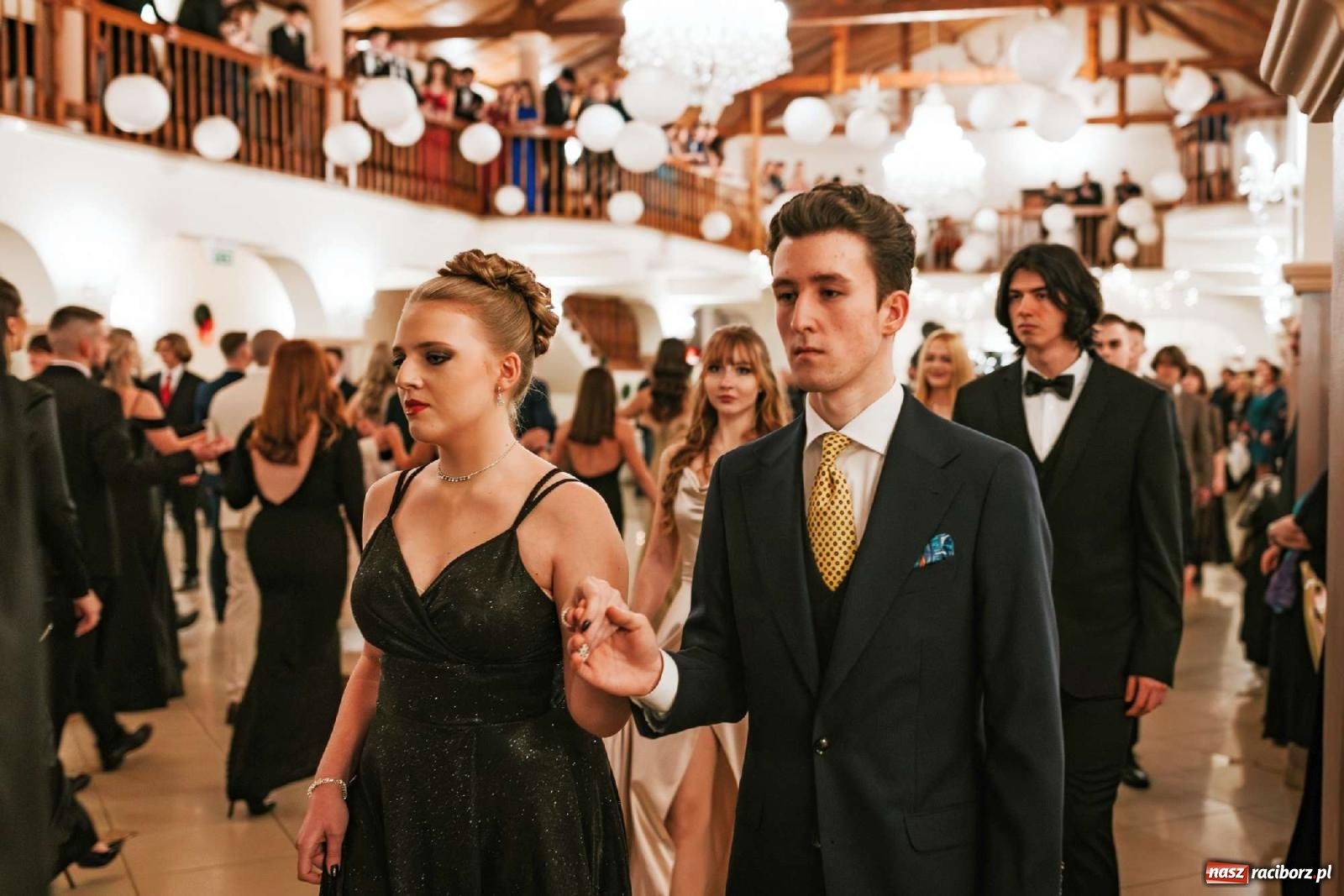 Zdjęcie w galerii na portalu naszraciborz.pl: Bal studniówkowy raciborskiego Mickiewicza na bis! wiadomości z regionu