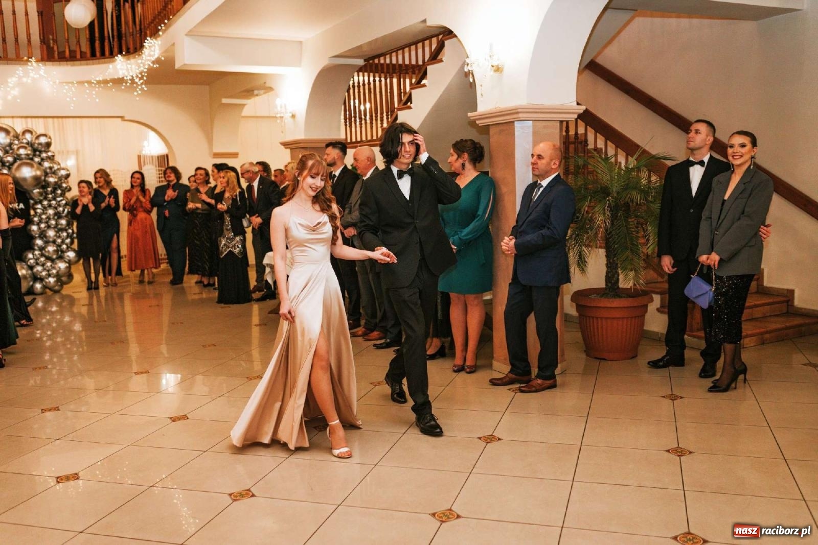 Zdjęcie w galerii na portalu naszraciborz.pl: Bal studniówkowy raciborskiego Mickiewicza na bis! wiadomości z regionu