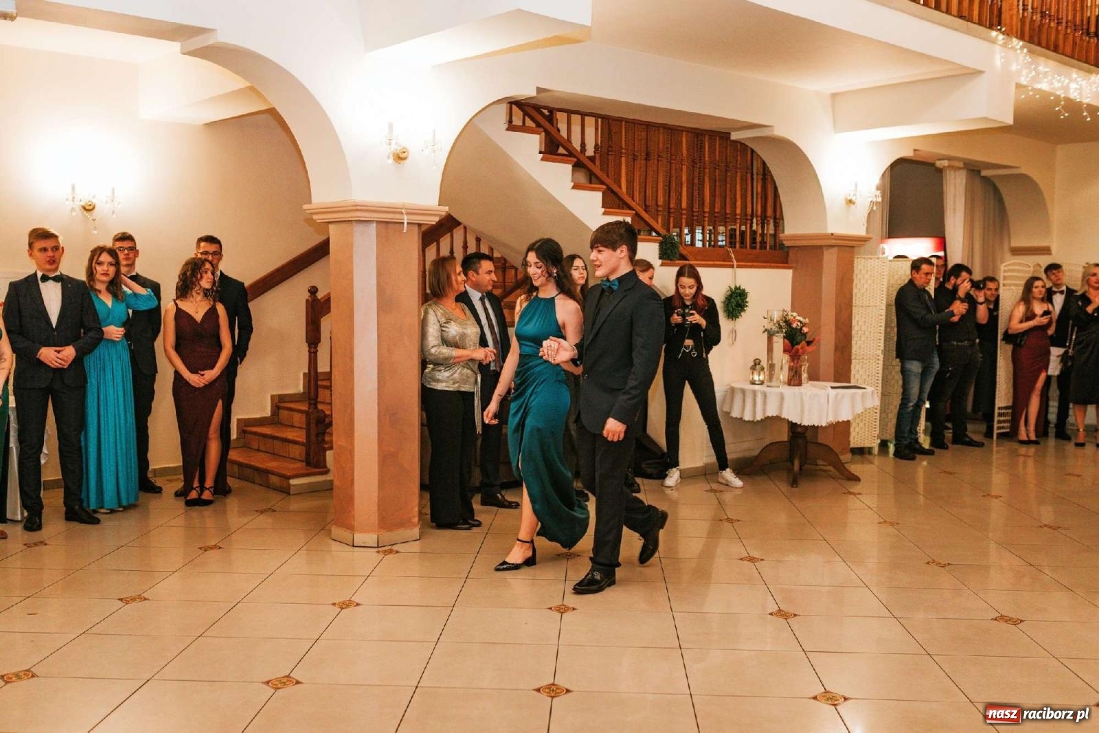 Zdjęcie w galerii na portalu naszraciborz.pl: Bal studniówkowy raciborskiego Mickiewicza na bis! wiadomości z regionu