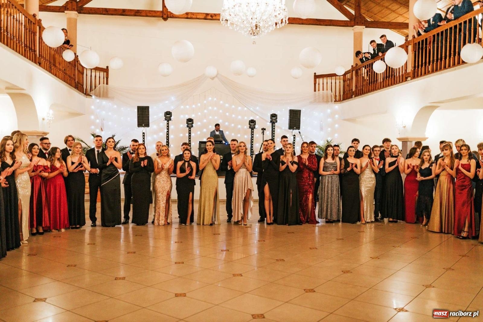 Zdjęcie w galerii na portalu naszraciborz.pl: Bal studniówkowy raciborskiego Mickiewicza na bis! wiadomości z regionu