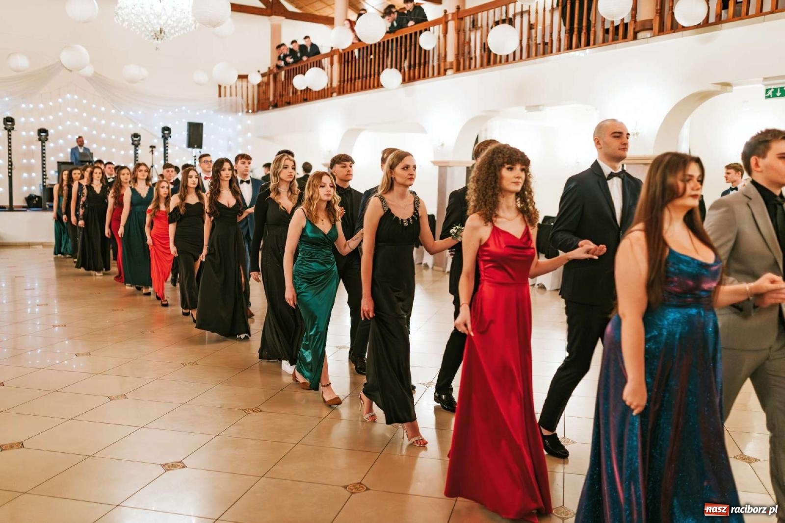 Zdjęcie w galerii na portalu naszraciborz.pl: Bal studniówkowy raciborskiego Mickiewicza na bis! wiadomości z regionu