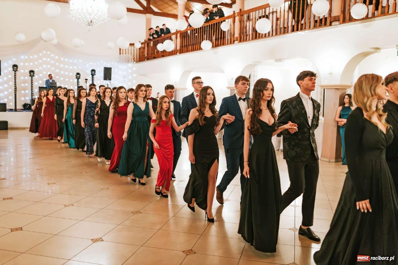 Zdjęcie w galerii na portalu naszraciborz.pl: Bal studniówkowy raciborskiego Mickiewicza na bis! wiadomości z regionu