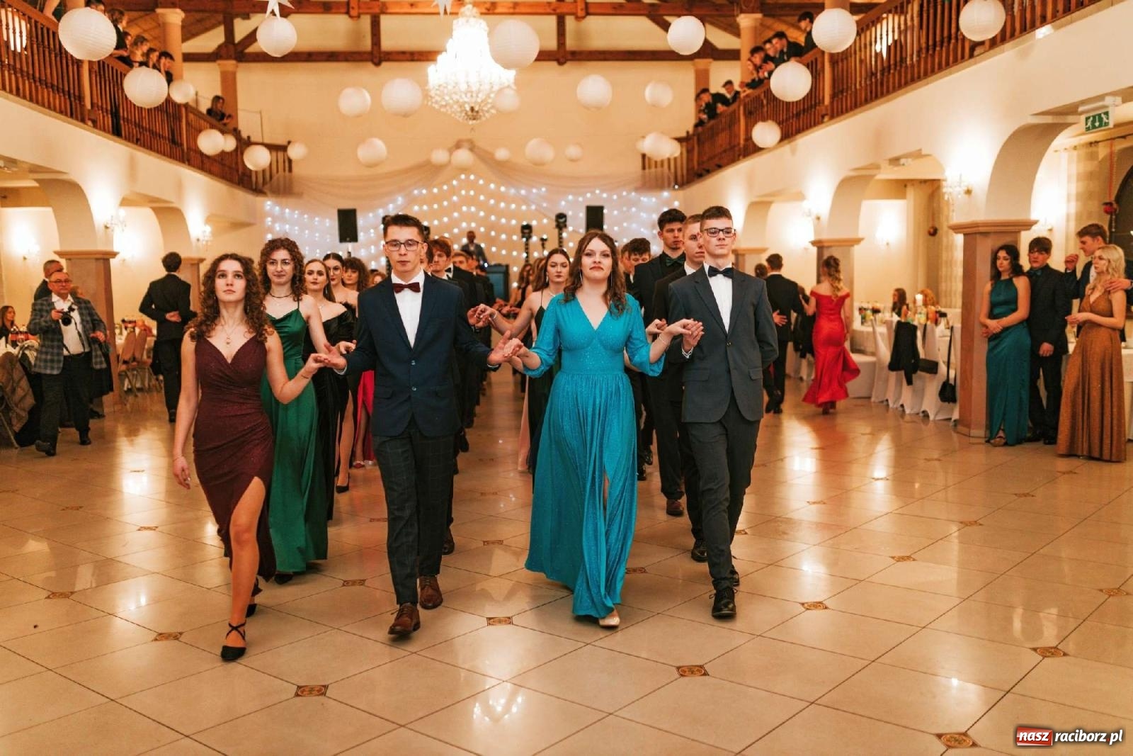 Zdjęcie w galerii na portalu naszraciborz.pl: Bal studniówkowy raciborskiego Mickiewicza na bis! wiadomości z regionu