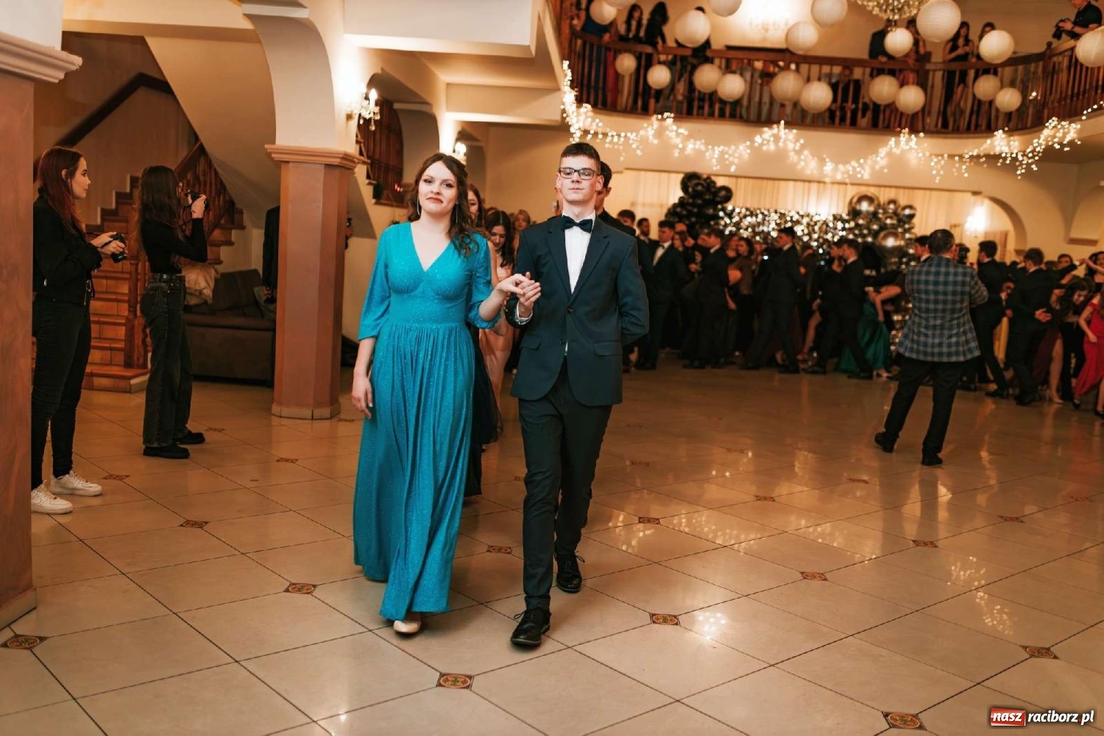 Zdjęcie w galerii na portalu naszraciborz.pl: Bal studniówkowy raciborskiego Mickiewicza na bis! wiadomości z regionu