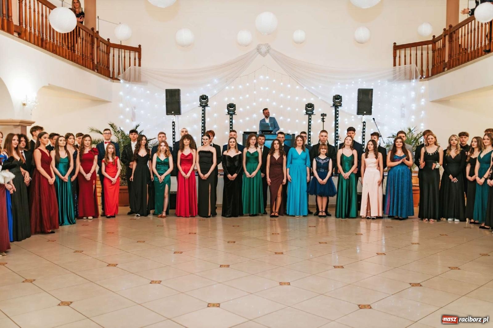 Zdjęcie w galerii na portalu naszraciborz.pl: Bal studniówkowy raciborskiego Mickiewicza na bis! wiadomości z regionu