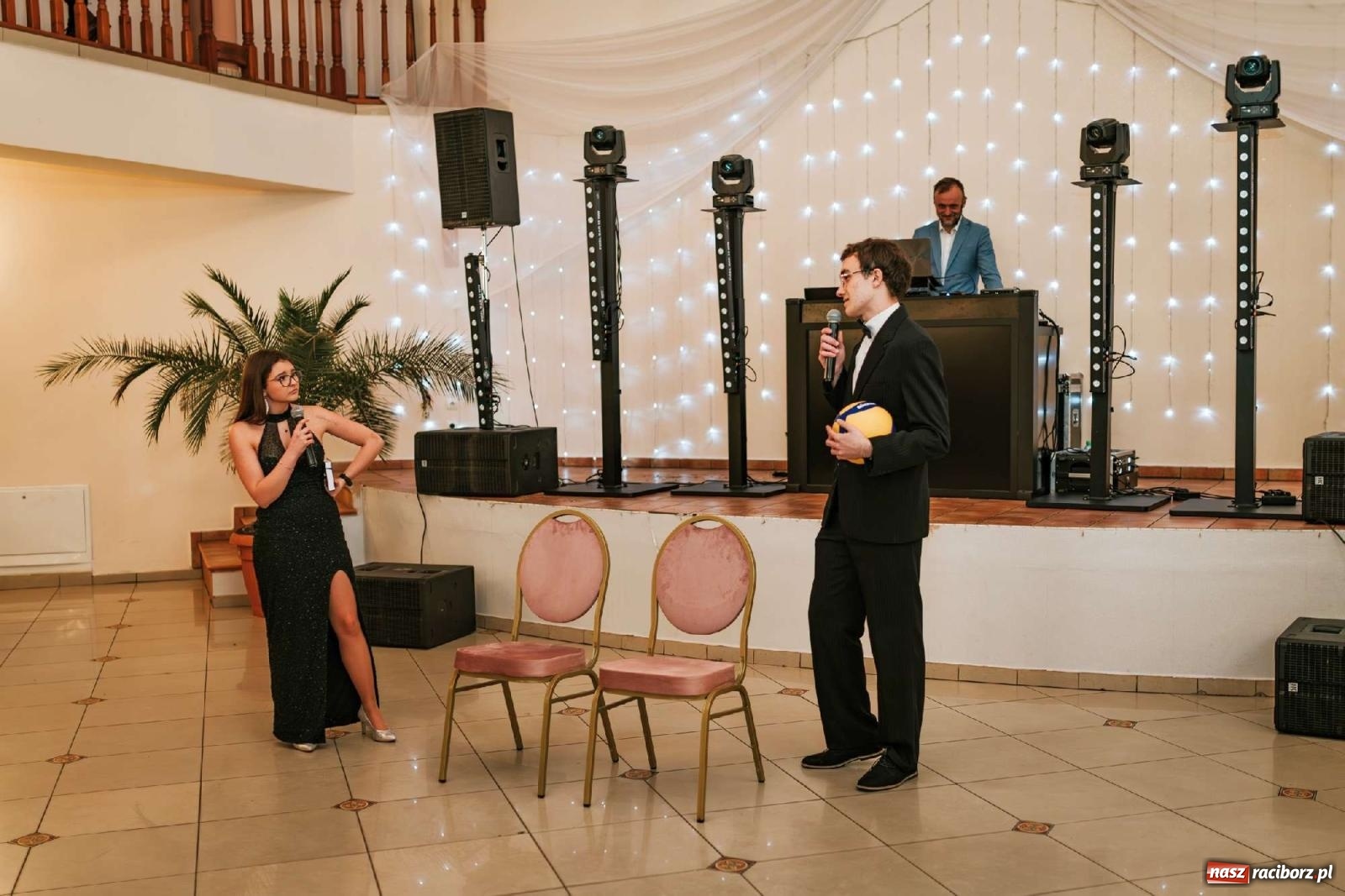 Zdjęcie w galerii na portalu naszraciborz.pl: Bal studniówkowy raciborskiego Mickiewicza na bis! wiadomości z regionu